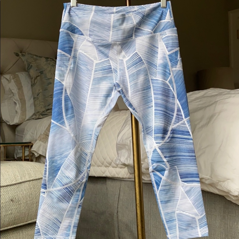 Vie Active blue patterned cropped leggings